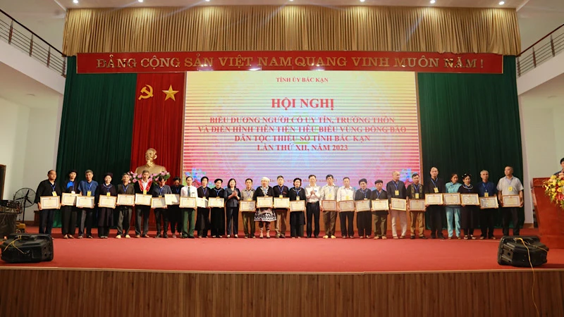 Lãnh đạo tỉnh Bắc Kạn trao bằng khen của Ủy ban nhân dân tỉnh cho người có uy tín, trưởng thôn và điển hình tiêu biểu.