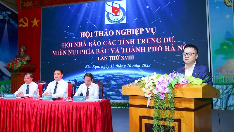 Đồng chí Lê Quốc Minh, Tổng Biên tập Báo Nhân Dân phát biểu tại hội thảo. (Ảnh: TRẦN HẢI). 