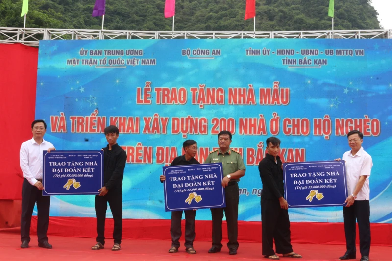 Trao chìa khóa biểu trưng nhà mẫu cho 3 hộ dân của xã Quảng Chu. (Ảnh: HÀ NHUNG)