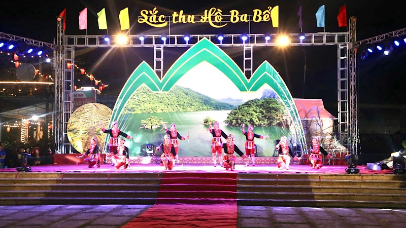 Một tiết mục văn nghệ đặc sắc tại lễ khai mạc. (Ảnh: TUẤN SƠN)