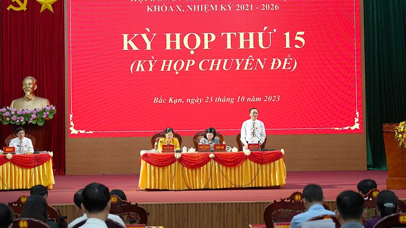 Kỳ họp chuyên đề lần này của Hội đồng nhân dân tỉnh Bắc Kạn đã thông qua 15 nghị quyết. (Ảnh: TUẤN SƠN)