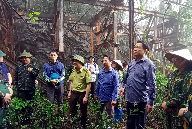 Lãnh đạo tỉnh Bắc Kạn khảo sát tiềm năng du lịch tại hệ thống cáp tời quặng có từ thời Pháp thuộc trong Khu bảo tồn. Ảnh: ĐĂNG BÁCH