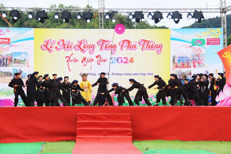 Tái hiện hoạt cảnh lễ hội tại lễ hội lồng tồng Phủ Thông năm 2024. (Ảnh: LÊ TRANG)