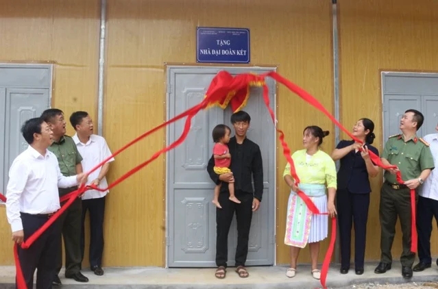 Lãnh đạo tỉnh và Công an tỉnh Bắc Kạn khánh thành nhà mới cho hộ nghèo vào cuối năm 2023. (Ảnh: HÀ NHUNG)