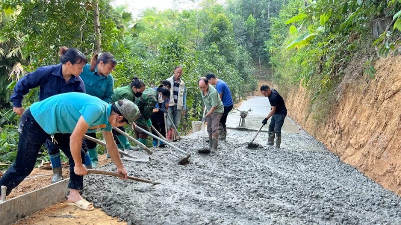 Được hỗ trợ nguyên vật liệu, người dân xã Nông Thượng, thành phố Bắc Kạn góp sức đổ bê-tông đường thôn. (Ảnh: TUẤN SƠN)