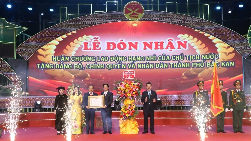 Lãnh đạo thành phố Bắc Kạn đón nhận Huân chương lao động hạng Nhì của Chủ tịch nước tặng. (Ảnh: TUẤN SƠN)