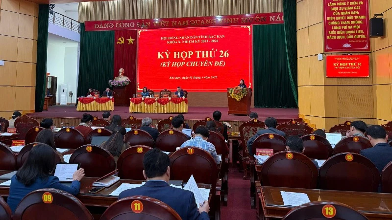 Kỳ họp đã thông qua 13 nghị quyết quan trọng. (Ảnh: TUẤN SƠN)