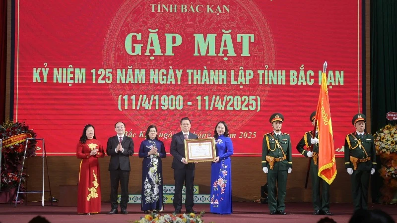 Phó Chủ tịch nước Võ Thị Ánh Xuân trao Huân chương Lao động hạng Nhất của Chủ tịch nước tặng Đảng bộ, chính quyền, nhân dân tỉnh Bắc Kạn. (Ảnh: TUẤN SƠN)