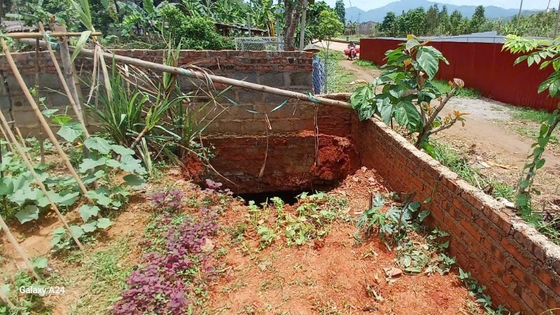 Hố sụt mới xuất hiện vào đầu tháng 5 tại góc vườn một hộ dân ở thôn Hiệp Lực. (Ảnh: TUẤN SƠN)