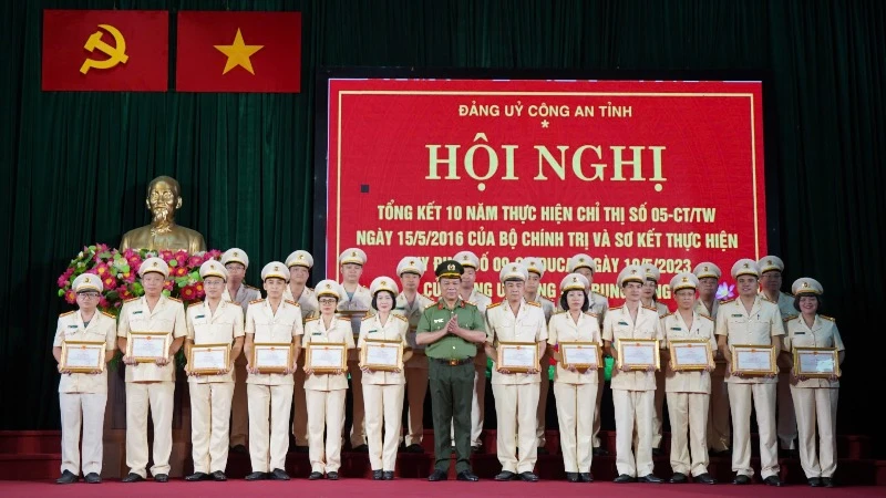 Lãnh đạo Công an tỉnh Bắc Kạn trao giấy khen cho các tập thể, cá nhân có thành tích xuất sắc. (Ảnh: THÙY DƯƠNG)