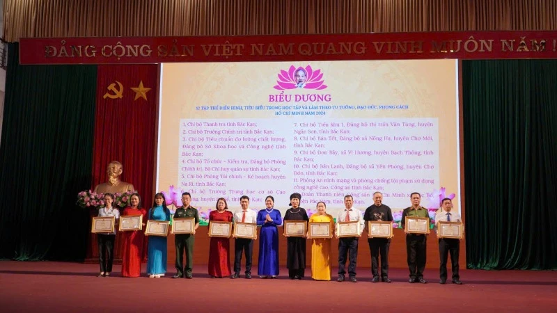 Lãnh đạo tỉnh Bắc Kạn tặng bằng khen cho các tập thể, cá nhân tiêu biểu. (Ảnh: TUẤN SƠN)