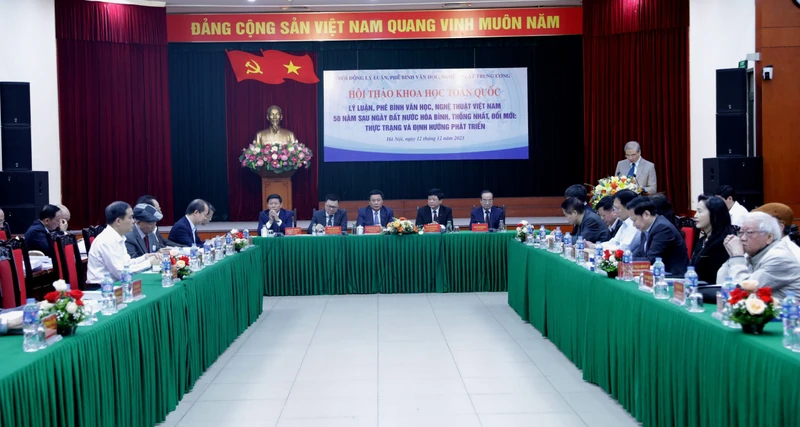 Hội thảo có sự tham dự của nhiều lãnh đạo các ban, ngành, các nhà nghiên cứu, lý luận, phê bình.
