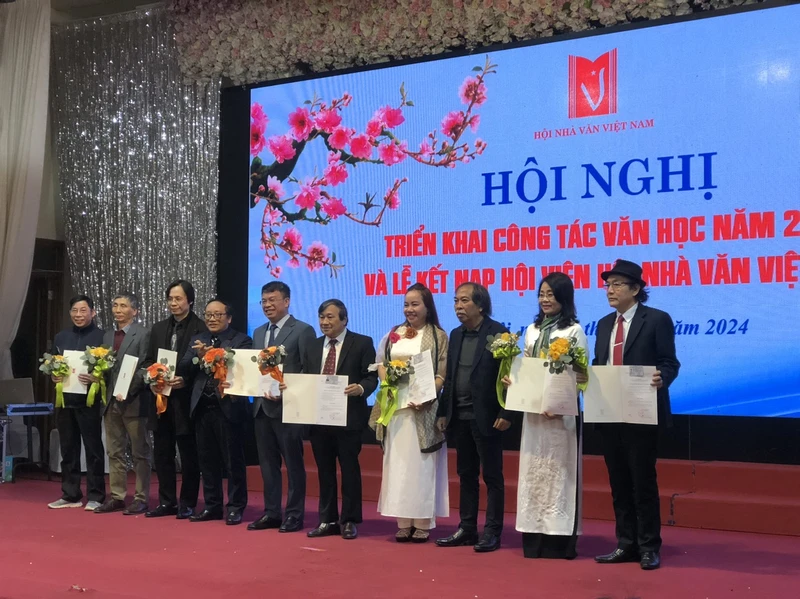 Các hội viên mới nhận quyết định kết nạp.