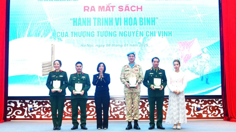 Đại diện gia đình Thượng tướng Nguyễn Chí Vịnh tặng sách cho các cơ quan, đơn vị trong quân đội.