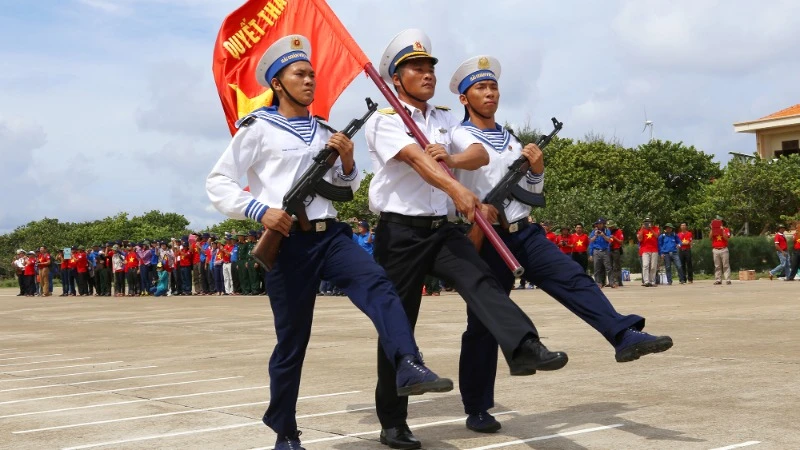 Diễu duyệt đội ngũ ở quần đảo Trường Sa.