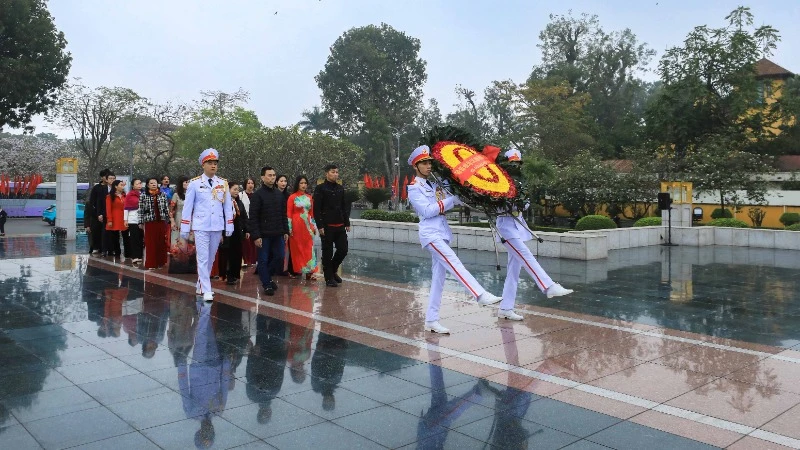 Hội Biển đảo Việt Nam tổ chức Lễ dâng hương Đài tưởng niệm các Anh hùng, liệt sĩ tại đường Bắc Sơn.