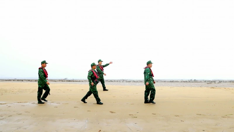 Cán bộ, chiến sĩ Đồn Biên phòng Trà Cổ làm nhiệm vụ tuần tra.