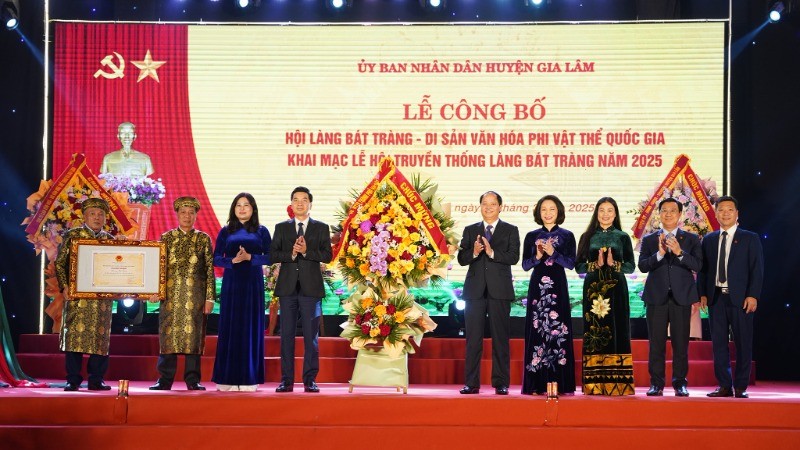 Le festival du village de Bat Trang est reconnu comme patrimoine culturel immatériel national.