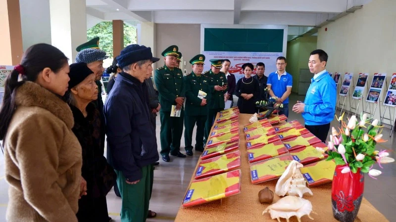 Triển lãm trưng bày nhiều ảnh và hiện vật ca ngợi vẻ đẹp Tổ quốc, chủ quyền lãnh thổ.