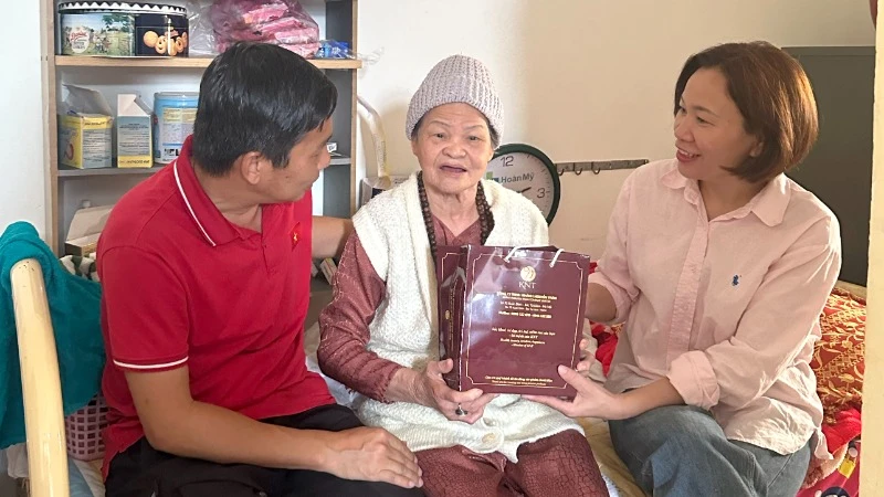 Đại diện Hội Biển đảo Việt Nam thăm và tặng quà mẹ Lê Thị Lan, thân sinh liệt sĩ Nguyễn Hữu Lộc.