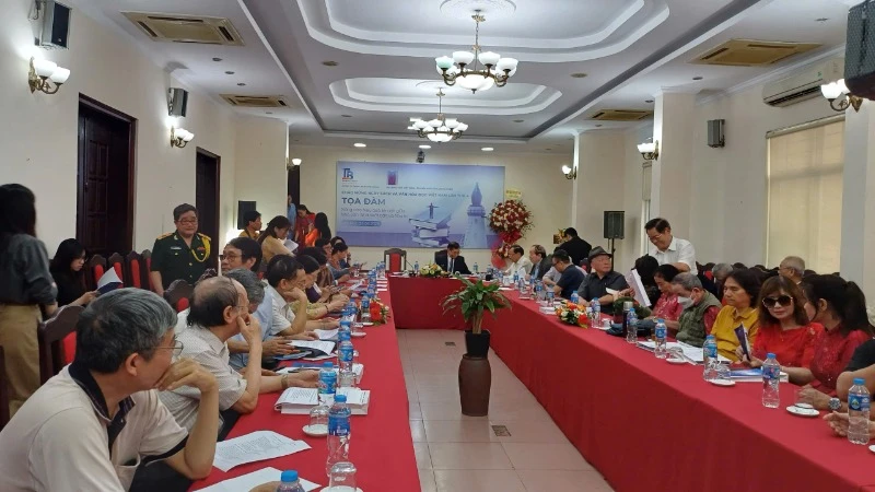 Toàn cảnh tọa đàm "Nâng cao hiệu quả liên kết giữa nhà văn, nhà xuất bản và nhà in".