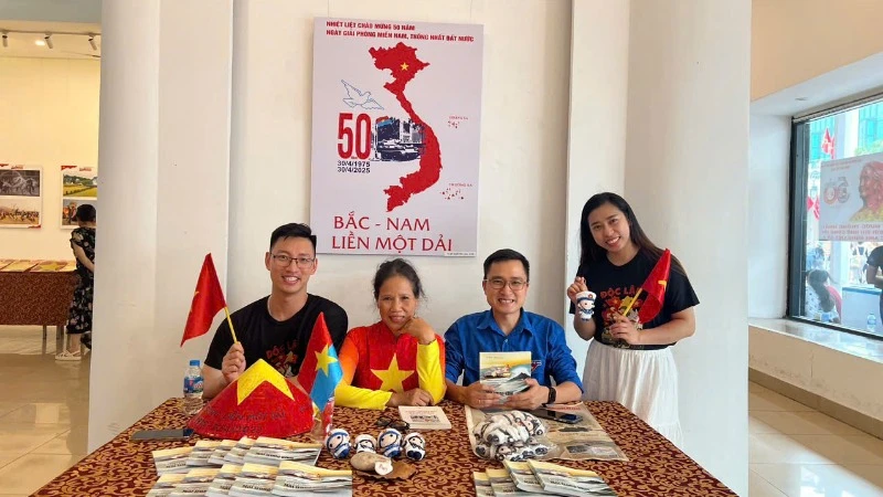 Khách tham quan triển lãm chụp ảnh cùng các tác phẩm về tình yêu Tổ quốc.