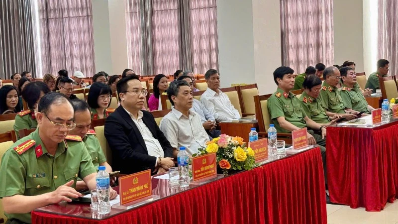 Trại sáng tác văn học quy tụ đông đảo các đại biểu và nhà văn.