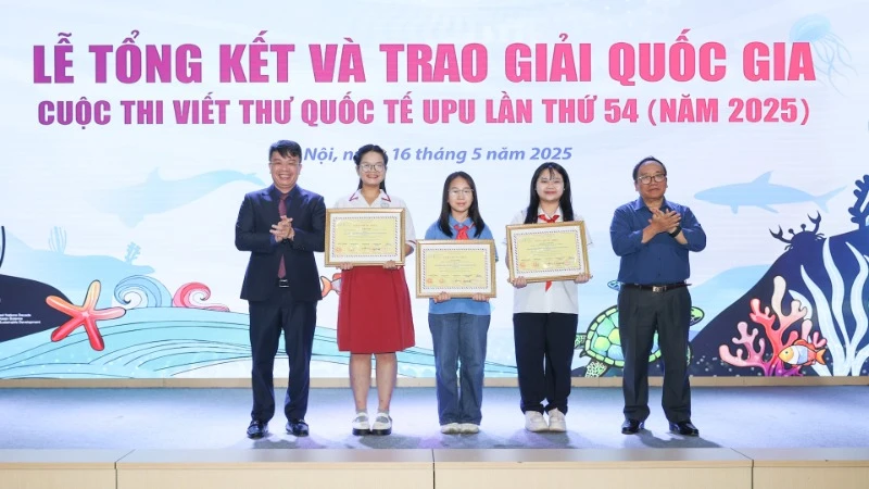Đại diện Ban tổ chức và Ban giám khảo Cuộc thi viết thư quốc tế UPU lần thứ 54 trao giải cho các thí sinh.