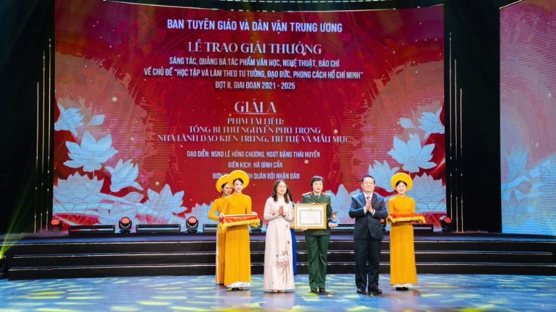 Đồng chí Nguyễn Trọng Nghĩa, Ủy viên Bộ Chính trị, Bí thư Trung ương Đảng, Trưởng Ban Tuyên giáo và Dân vận Trung ương trao giải A cho Điện ảnh Quân đội nhân dân.