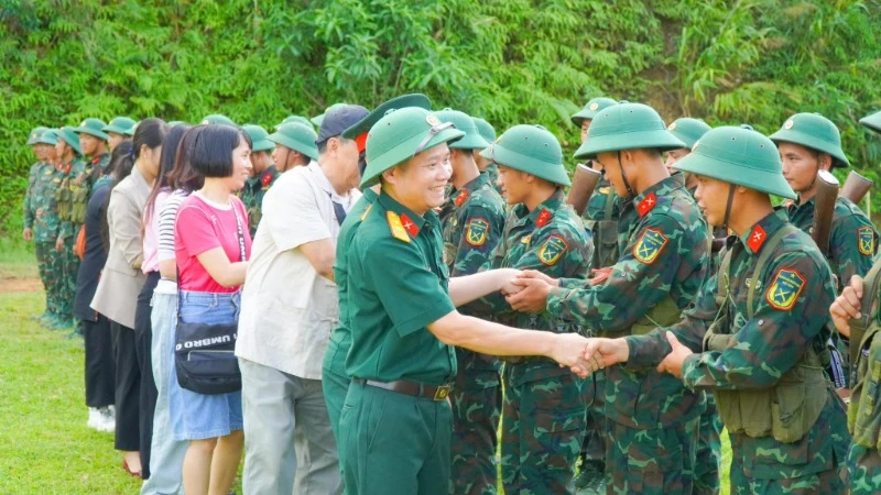 Các tác giả trong chuyến thực tế thuộc khuôn khổ Trại sáng tác kịch bản điện ảnh.