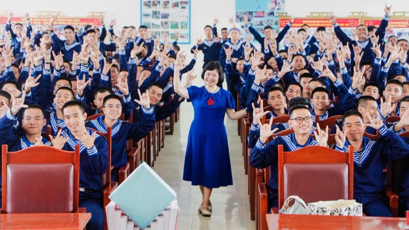 Không khí giao lưu đầy sôi nổi, hào hứng của Tiến sĩ giáo dục Nguyễn Thụy Anh và các chiến sĩ Hải quân.