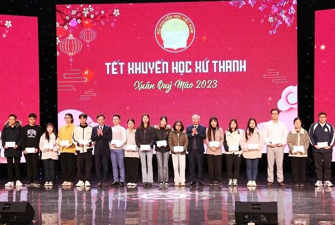 Lãnh đạo tỉnh Thanh Hóa và Hội Khuyến học trao học bổng cho các sinh viên vượt khó, học giỏi.
