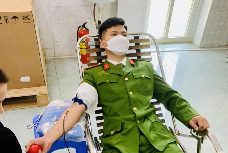 Binh nhất Nguyễn Trọng Tiến hiến máu nhân đạo. 