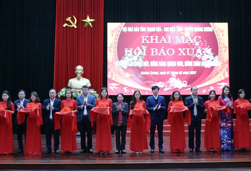 Các đại biểu cắt băng khai mạc Hội báo Xuân.