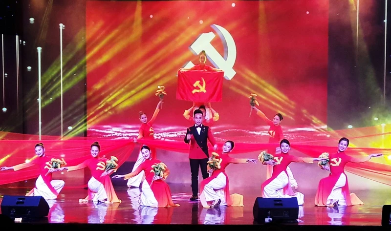 Màn hát múa chào mừng.