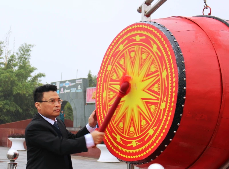 Chủ tịch Ủy ban nhân dân thành phố Thanh Hóa nổi trống khai hội tòng quân.