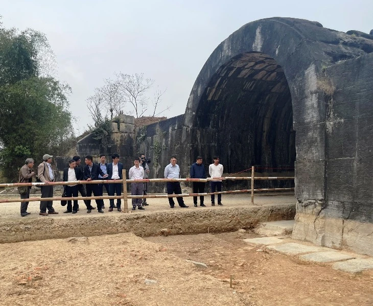 Hố khai quật phía trong cổng Đông thành nhà Hồ.