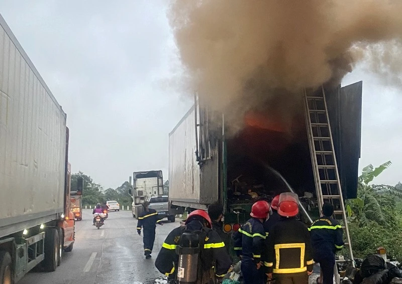 Lực lượng chức năng tháo rời đầu ô-tô kéo container chứa hàng hóa phát sinh hỏa hoạn.