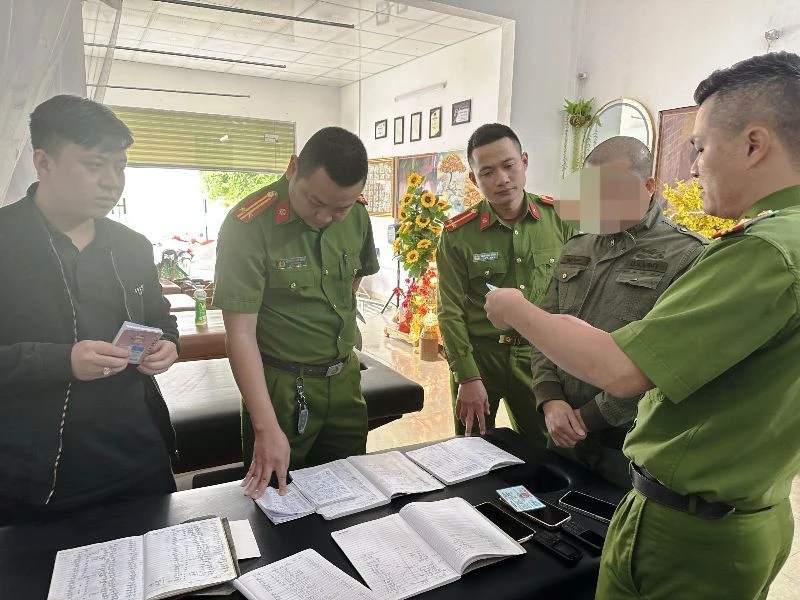 Công an kiểm tra hành chính cơ sở cầm đồ.