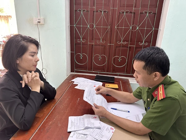 Công an xét hỏi Lê Thị Xim.