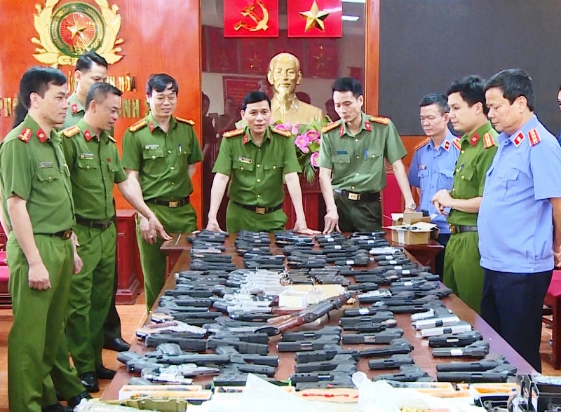 Các cơ quan chức năng tịch thu các loại vũ khí tang vật.