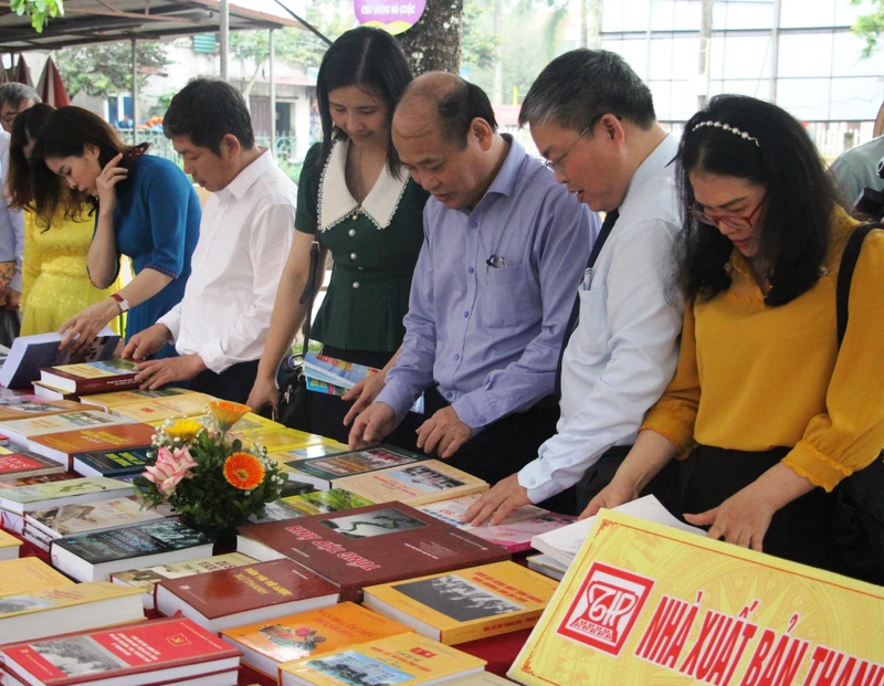 Các đại biểu tìm hiểu về xuất bản phẩm của Nhà xuất bản Thanh Hóa.