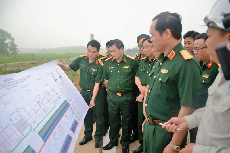 Đoàn công tác kiểm tra thực tế thi công gói thầu và đối chiếu với bình đồ tuyến.