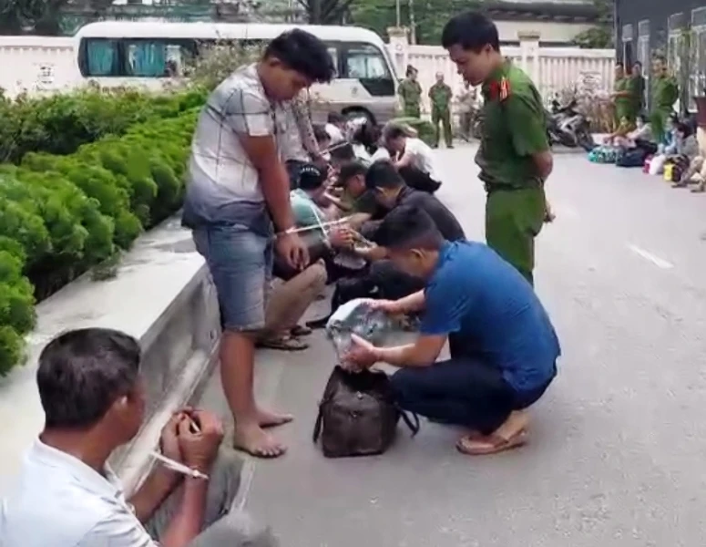 Công an bắt giữ các đối tượng trong trong nhóm tội phạm.