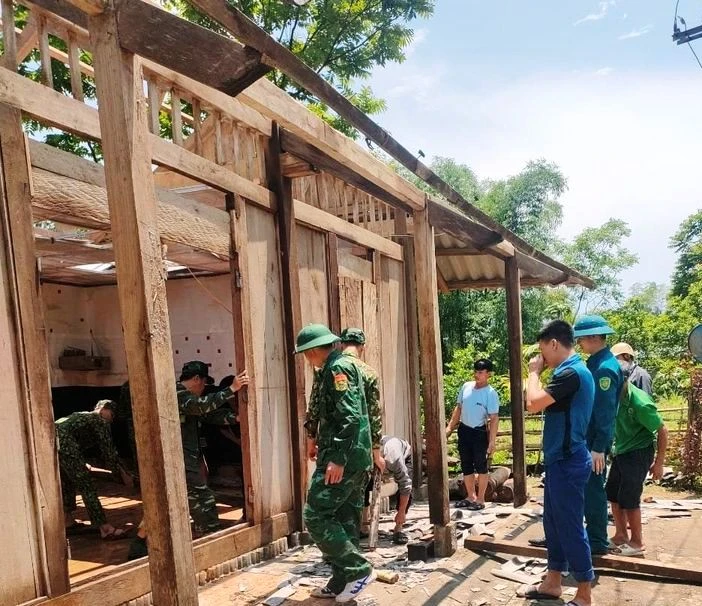Bộ đội Biên phòng cùng lực lượng tại địa bàn trợ giúp các hộ gia đình khắc phục hậu quả do thiên tai gây ra.