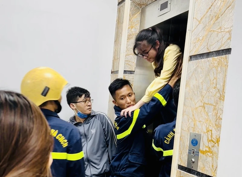 Học sinh được cứu hộ, giải thoát khỏi thang máy bị kẹt