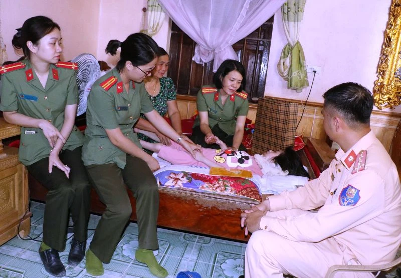 Các thành viên đoàn công tác của Công an Thanh Hóa thăm hỏi, động viên trẻ em kém may mắn.