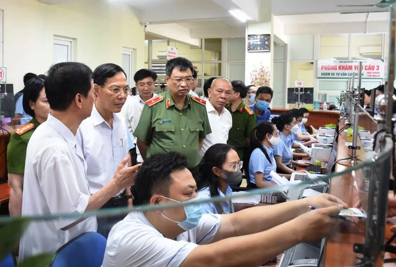 Lãnh đạo tỉnh Thanh Hóa kiểm tra việc vận hành khám chữa bệnh sử dụng thẻ căn cước công dân gắn chip điện tử và ứng dụng VNeID
