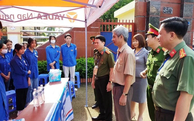 Công an Thanh Hóa cùng lãnh đạo điểm thi khích lệ, nhắc nhở thanh niên tình nguyện thực hiện tốt nhiệm vụ của mình.