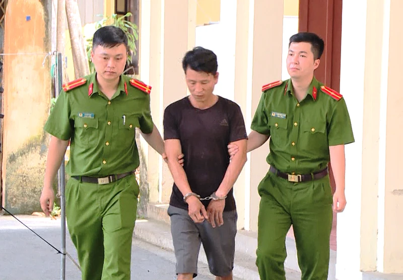 Công an dẫn giải đối tượng trộm cắp tài sản.